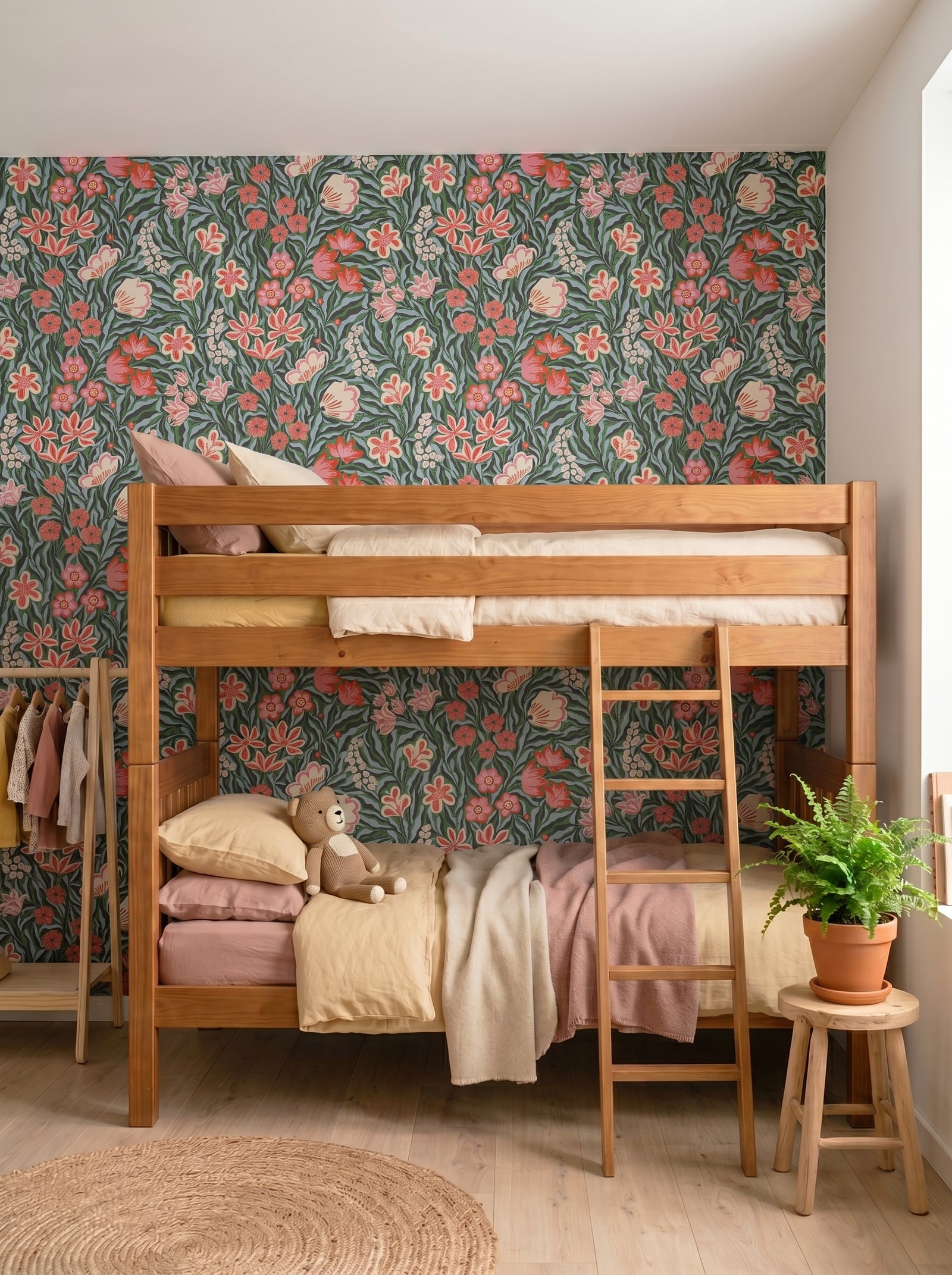 Frodas Primavera wallpaper shown on a room wall