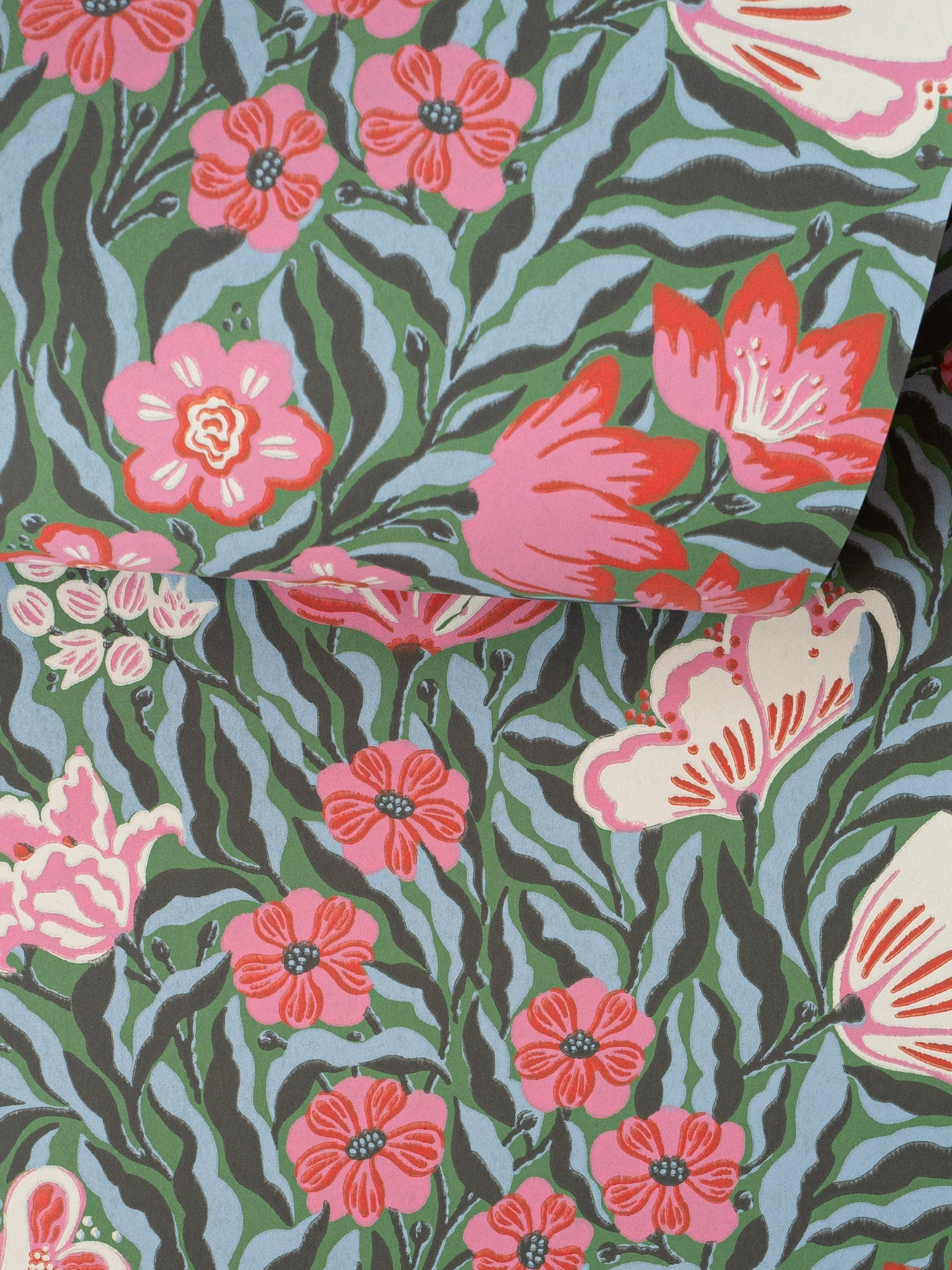 Frodas Primavera wallpaper roll – pink, orange-red and cream flowers with blue leaves on green