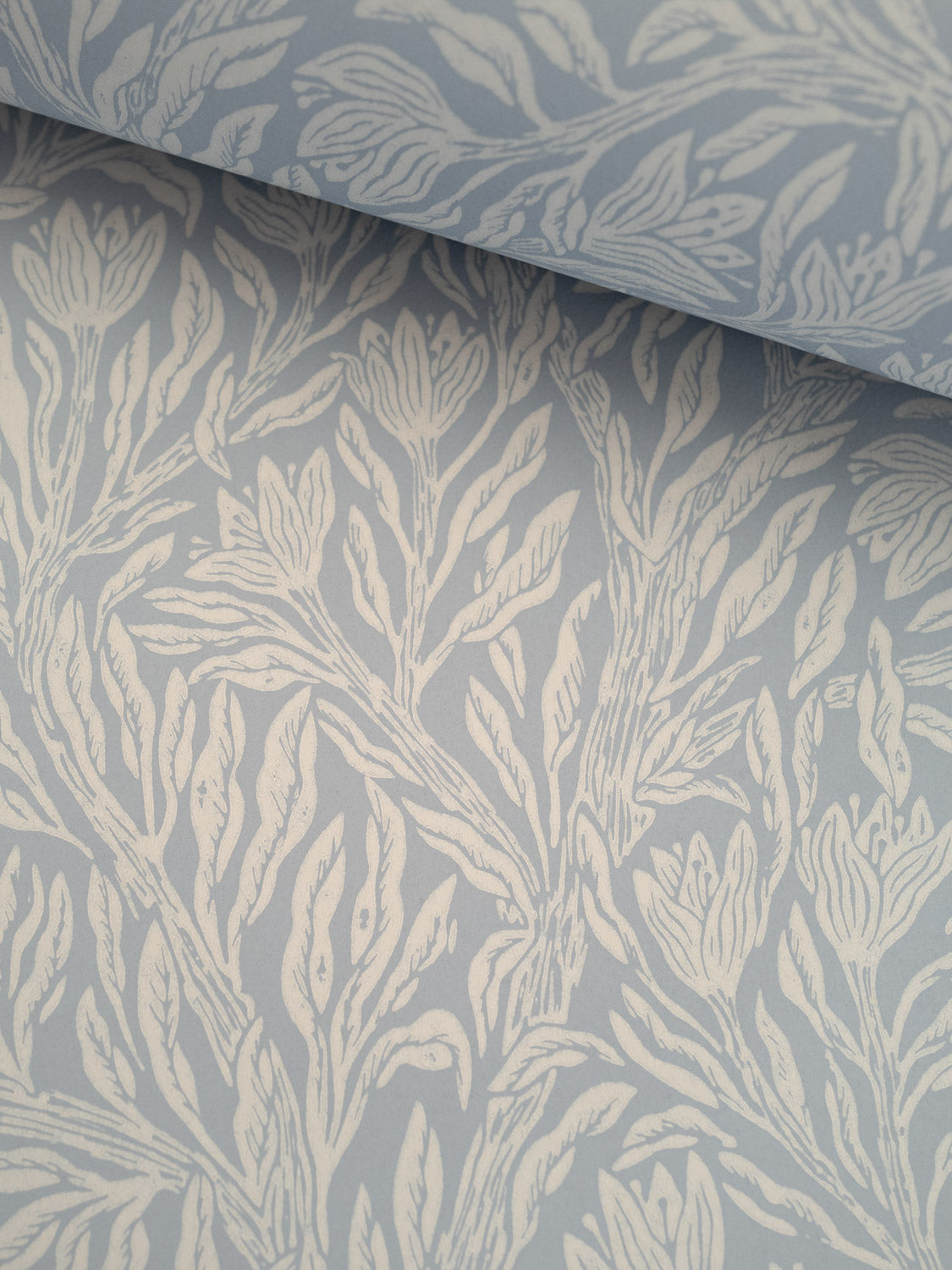 Krokus Smokey Blue wallpaper roll – smokey-beige flowers on muted blue