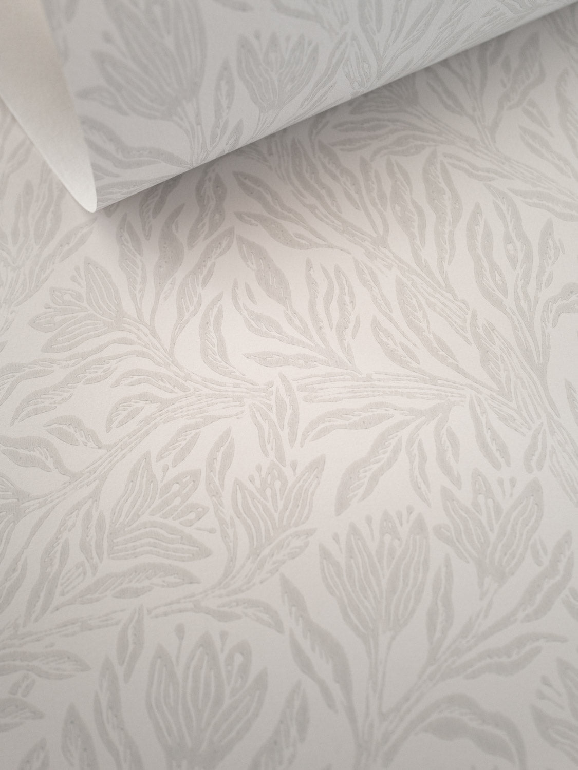 Krokus Whispering Beige wallpaper roll – soft grey flowers on warm off-white