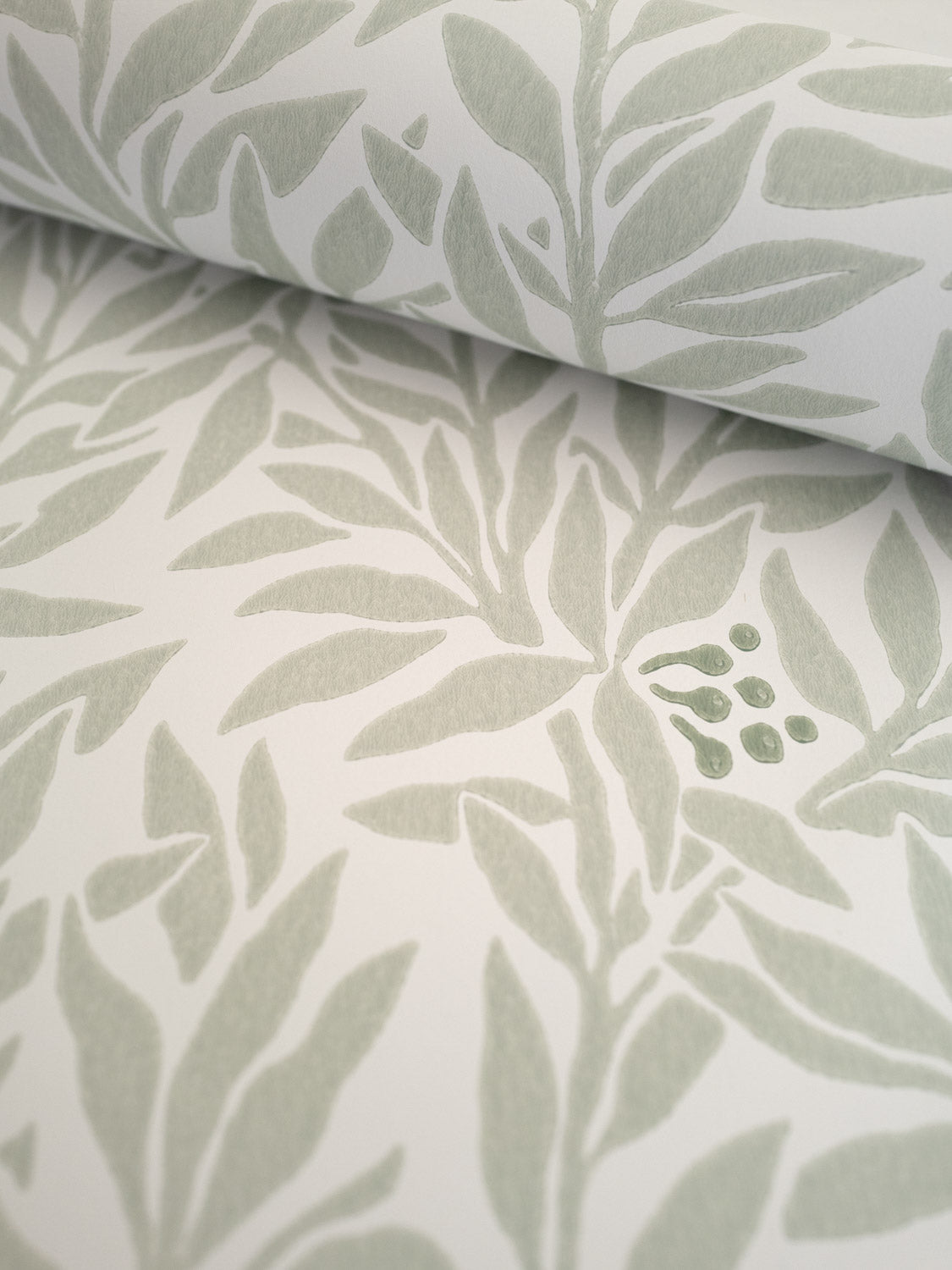 Serpentin Moss Green wallpaper roll – moss-green leaves and dark berries on off-white