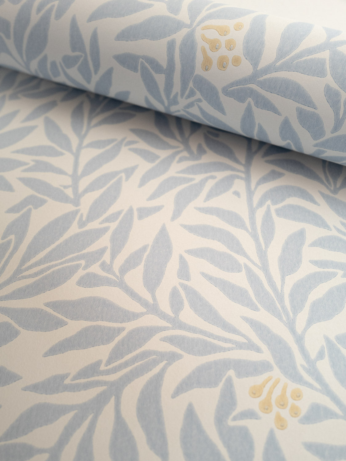 Serpentin Sunny Blue pattern – climbing sky-blue foliage with sunny berries
