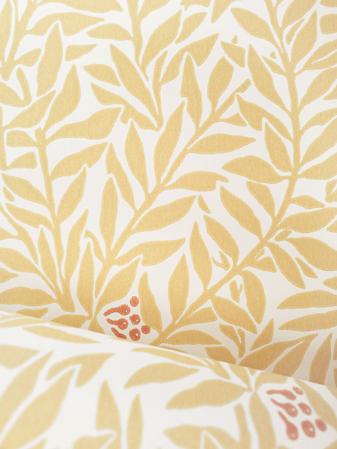 Serpentin Sunny Ochre wallpaper roll – ochre leaves and terracotta berries on off-white